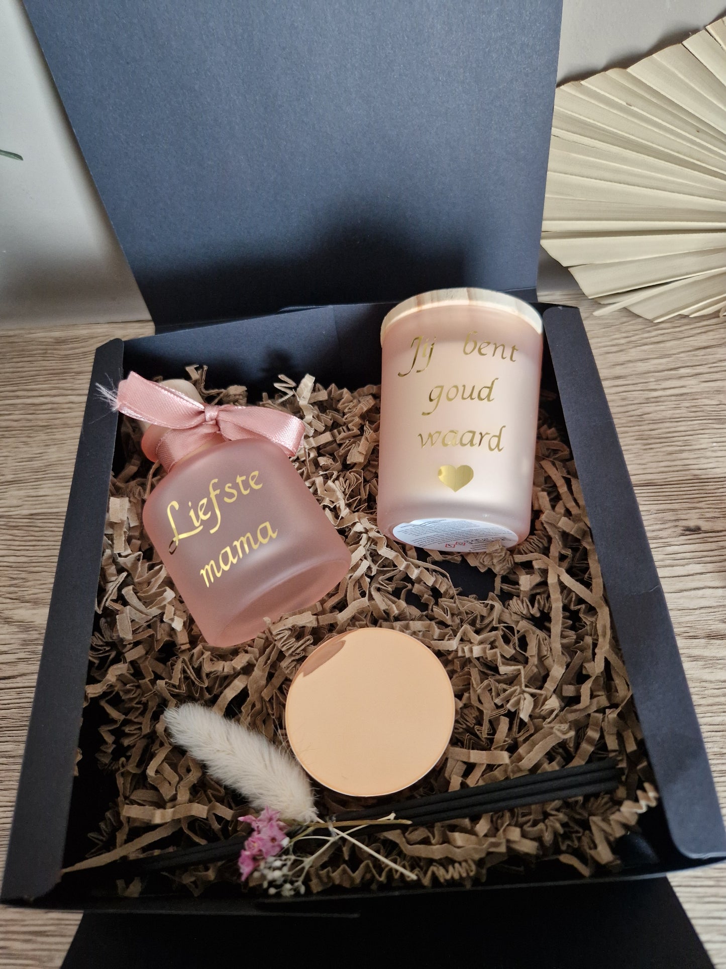 moederdagcadeauset met geurflesje "liefste mama" en "jij bent goud waard", lippenbalsem en droogbloemen als decoratief element