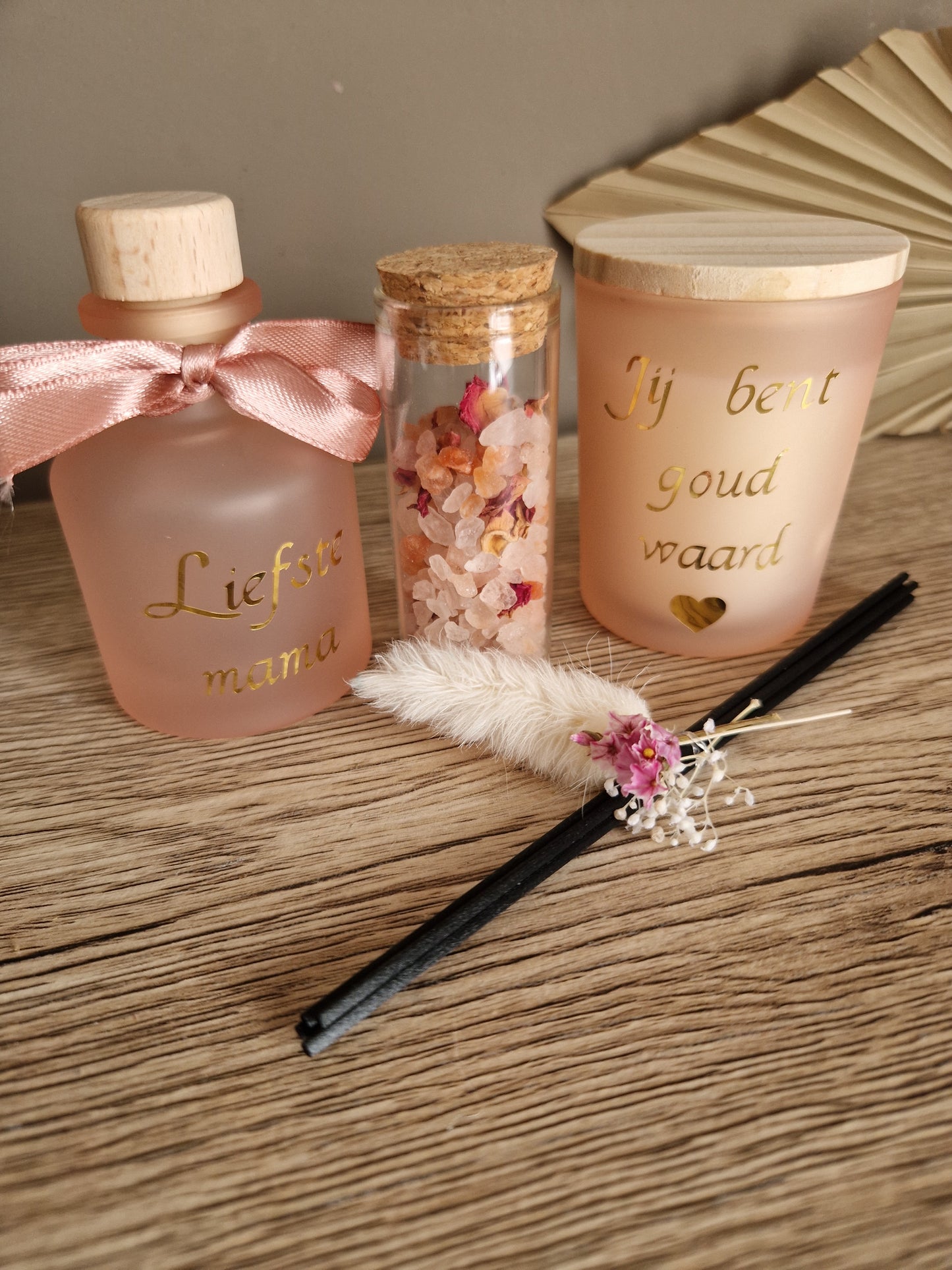 Geurflesje "liefste mama" en geurkaars "jij bent goud waard" met glazen buisje roze himalayazout, afgewerkt met droogbloemen