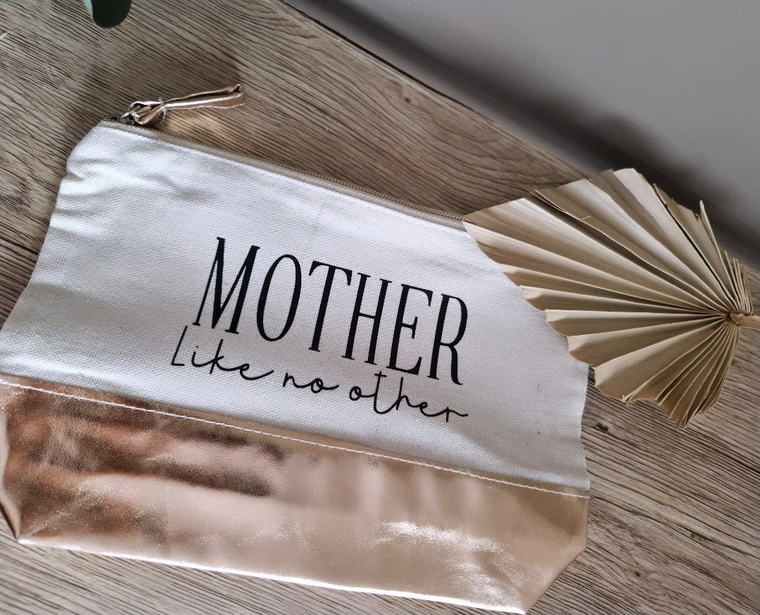 Toilettas "mother like no other" met witte boenkant en goude onderzijde, ideaal als moederdagcadeau