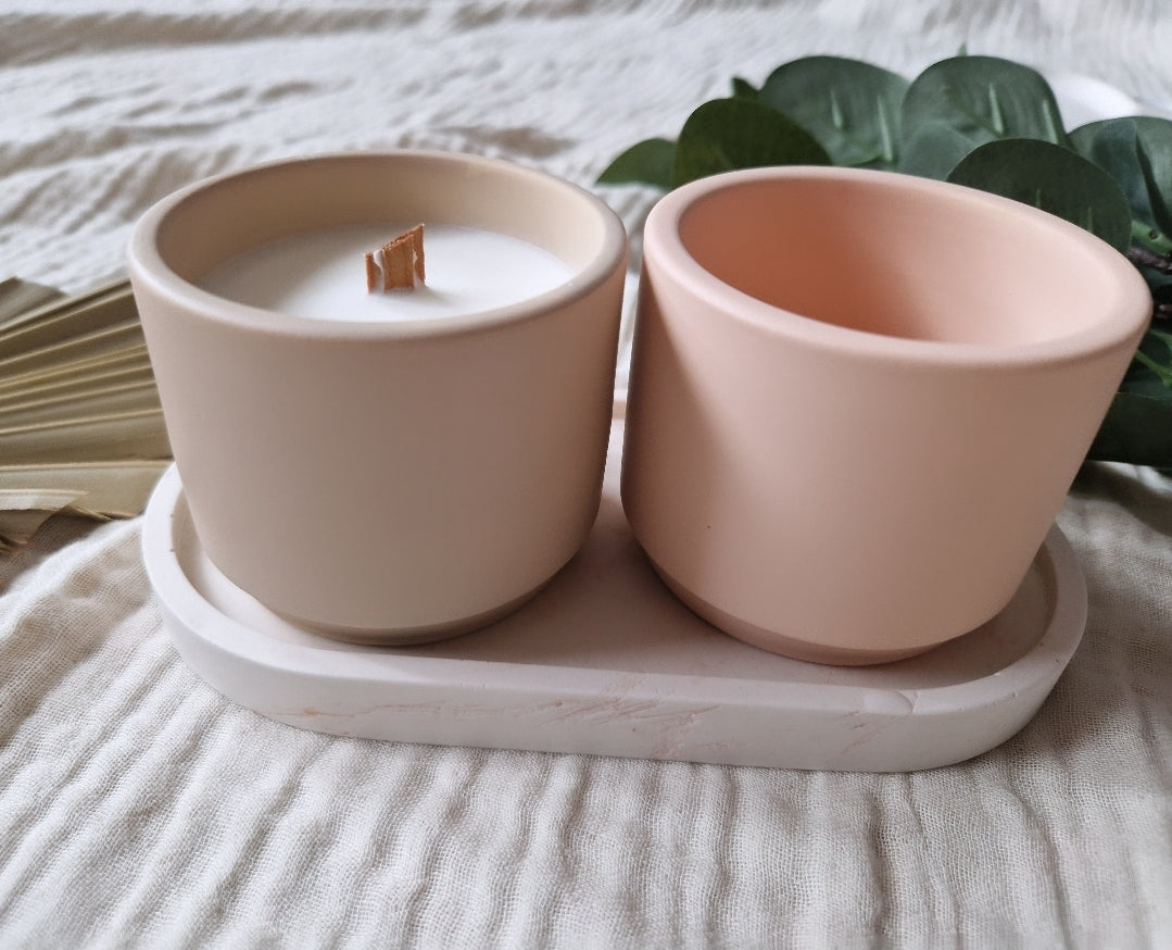 roze keramieken kaars met houten lont en bijpassende bloempot