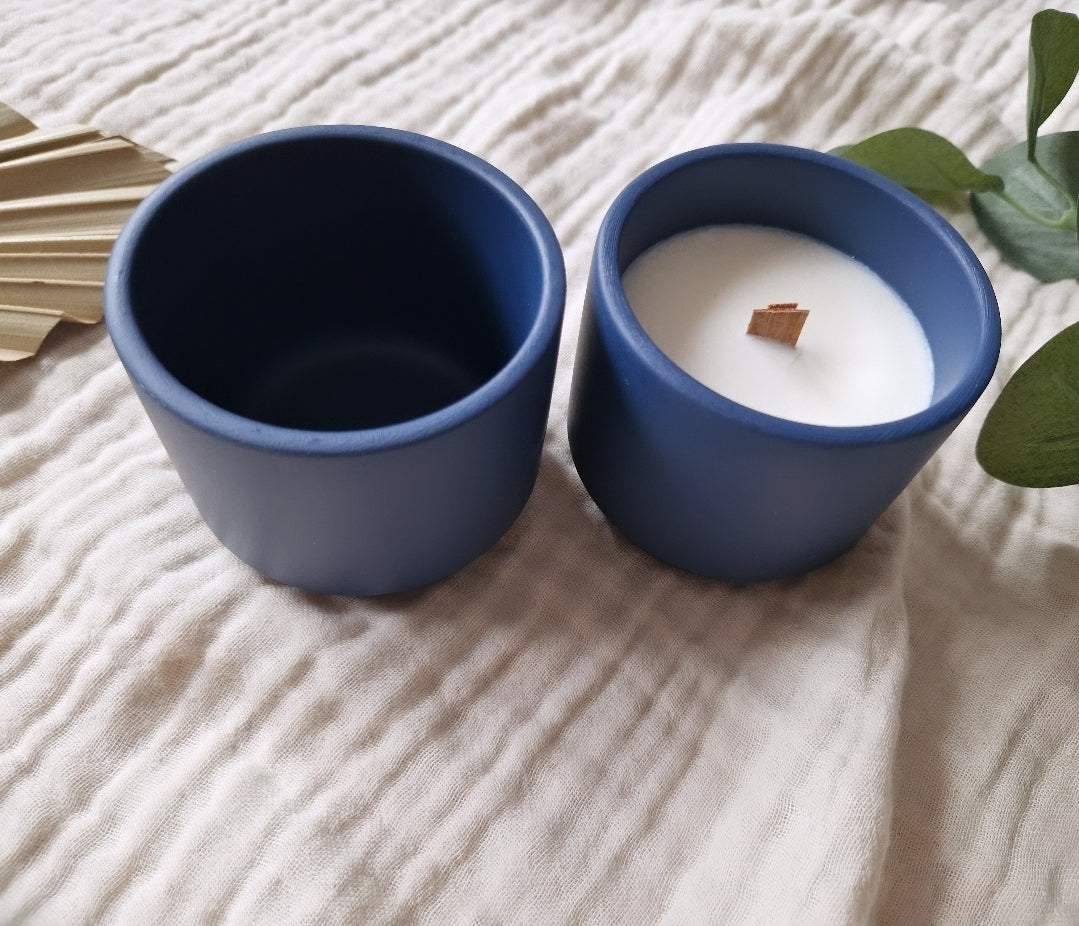 blauwe keramieken kaars met houten lont en bijpassende bloempot