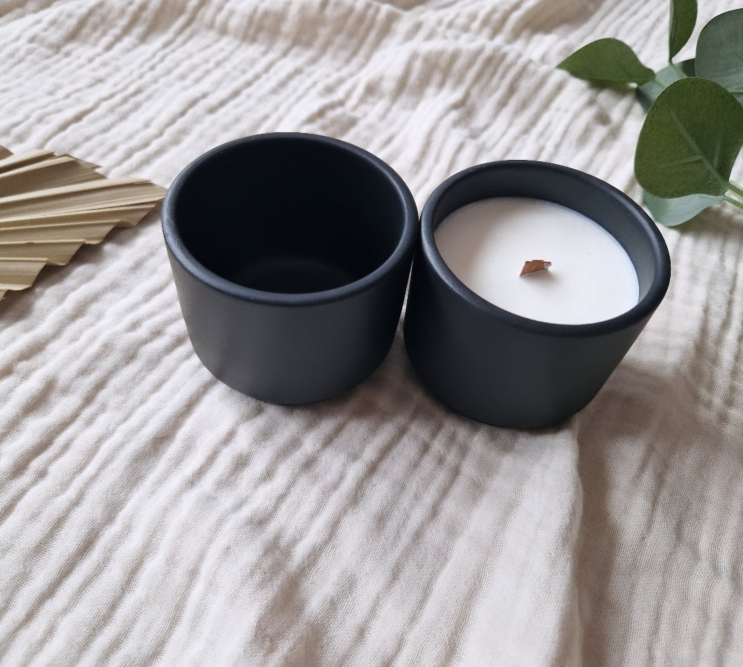 Zwart keramieken kaars met houten lont en bijpassende bloempot