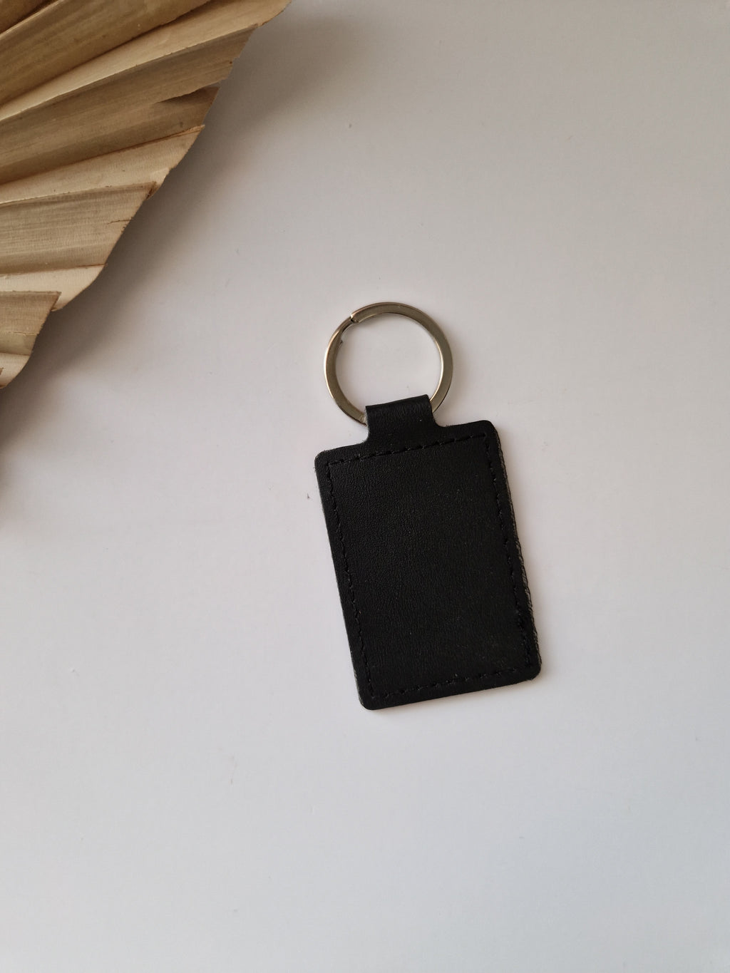 Blanco zwarte lederlook sleutelhanger