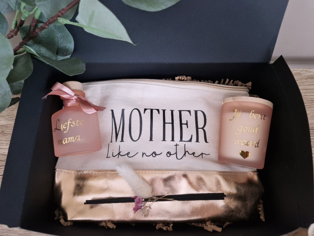 moederdag cadeauset met pouh "mother like no other", geurflesje en geurkaars beide met persoonlijke boodschappen voor mama