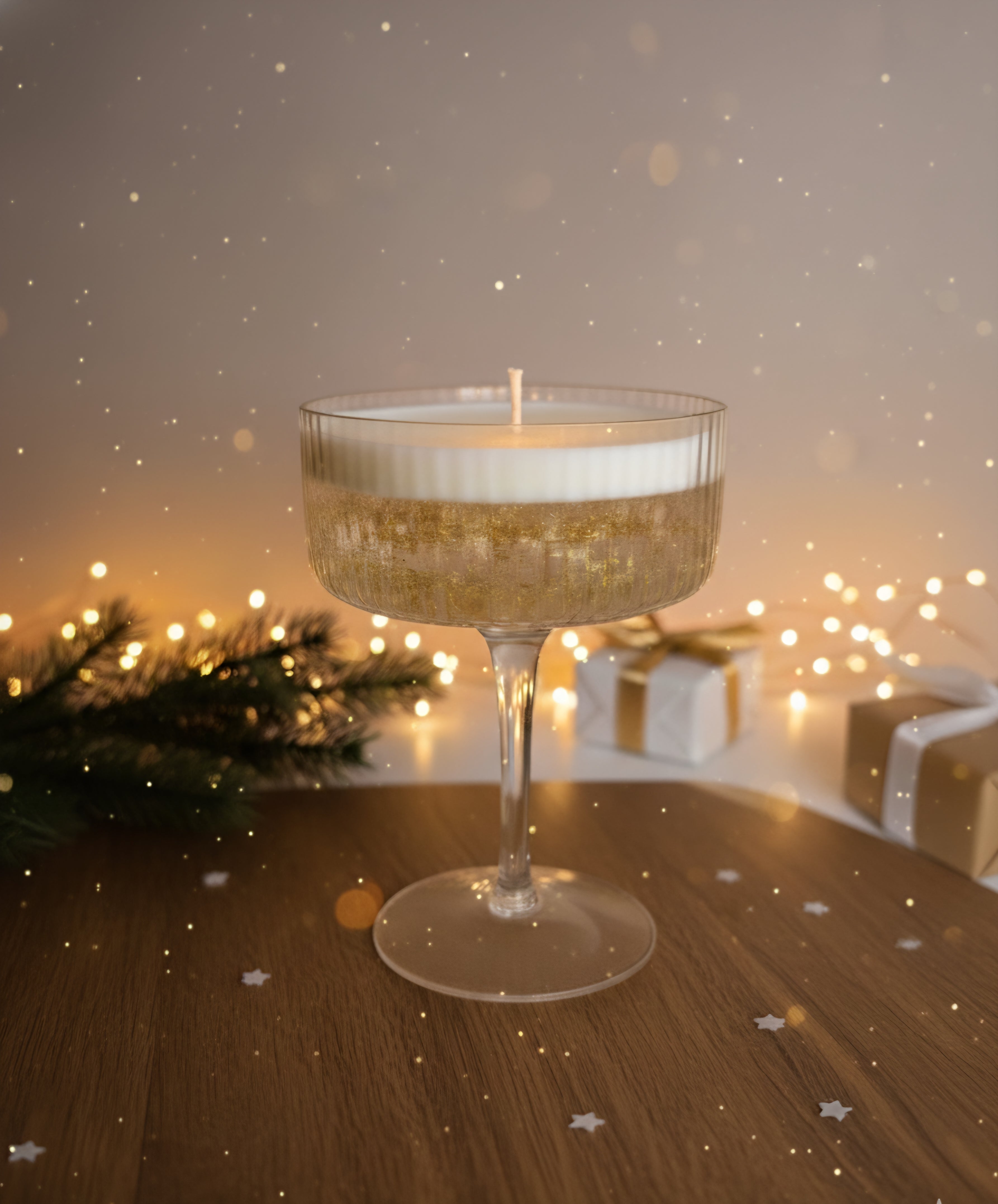 Luxe sierkaars in coupeglas met goud glitter, perfect als cadeau voor de feestdagen