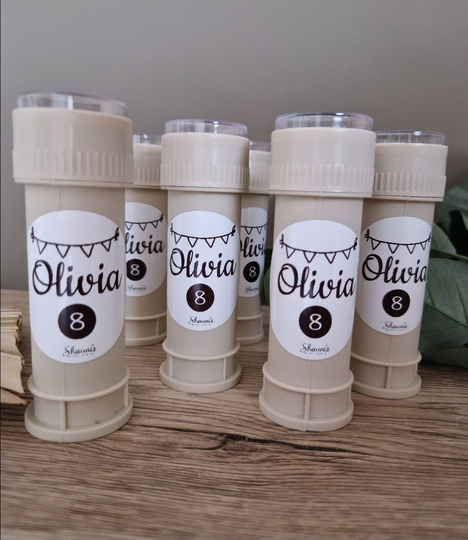 Beige bellenblaas met ronde sticker in verjaardagsthema