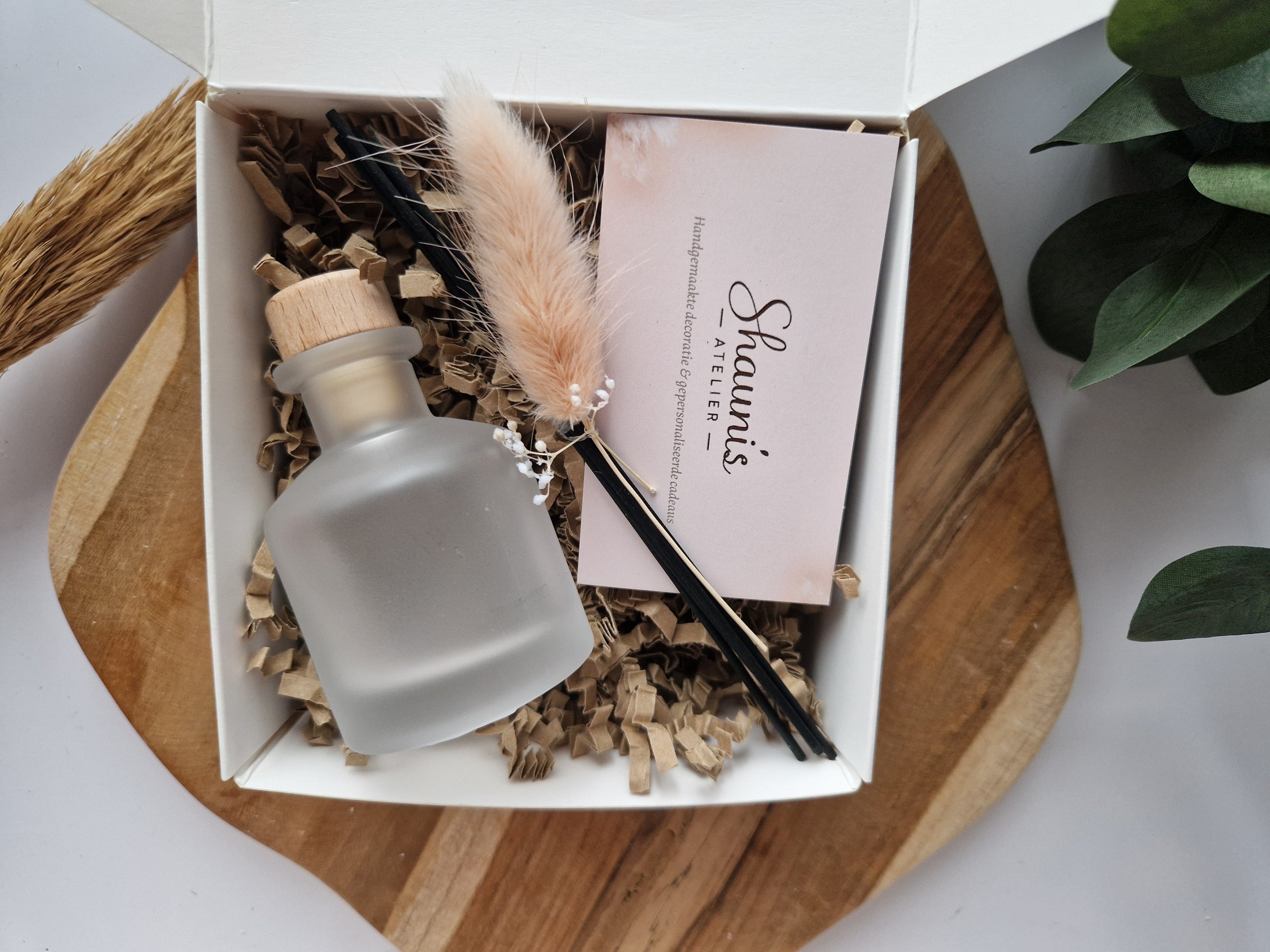 Geurflesje 50ml wit met 5geurstokjes afgewerkt met fijne droogbloemen verpakt in een feestelijke doos.