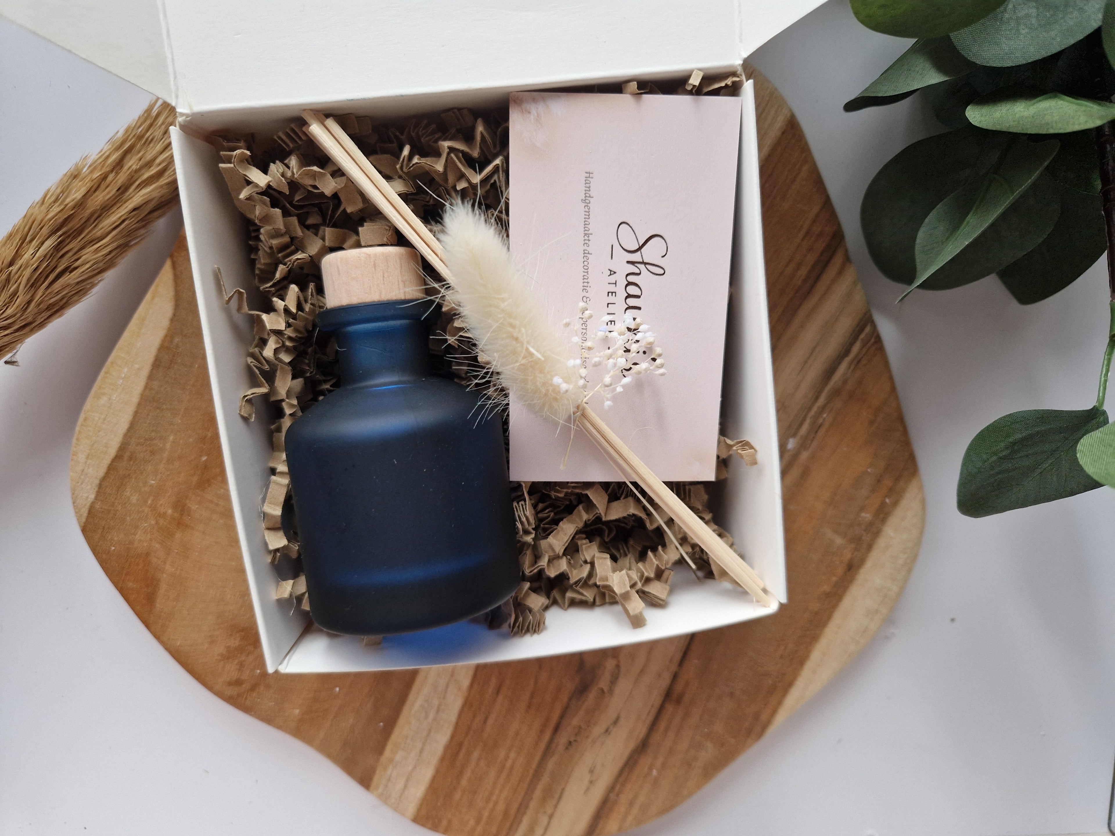 Geurflesje 50ml blauw met 5geurstokjes afgewerkt met fijne droogbloemen verpakt in een feestelijke doos.