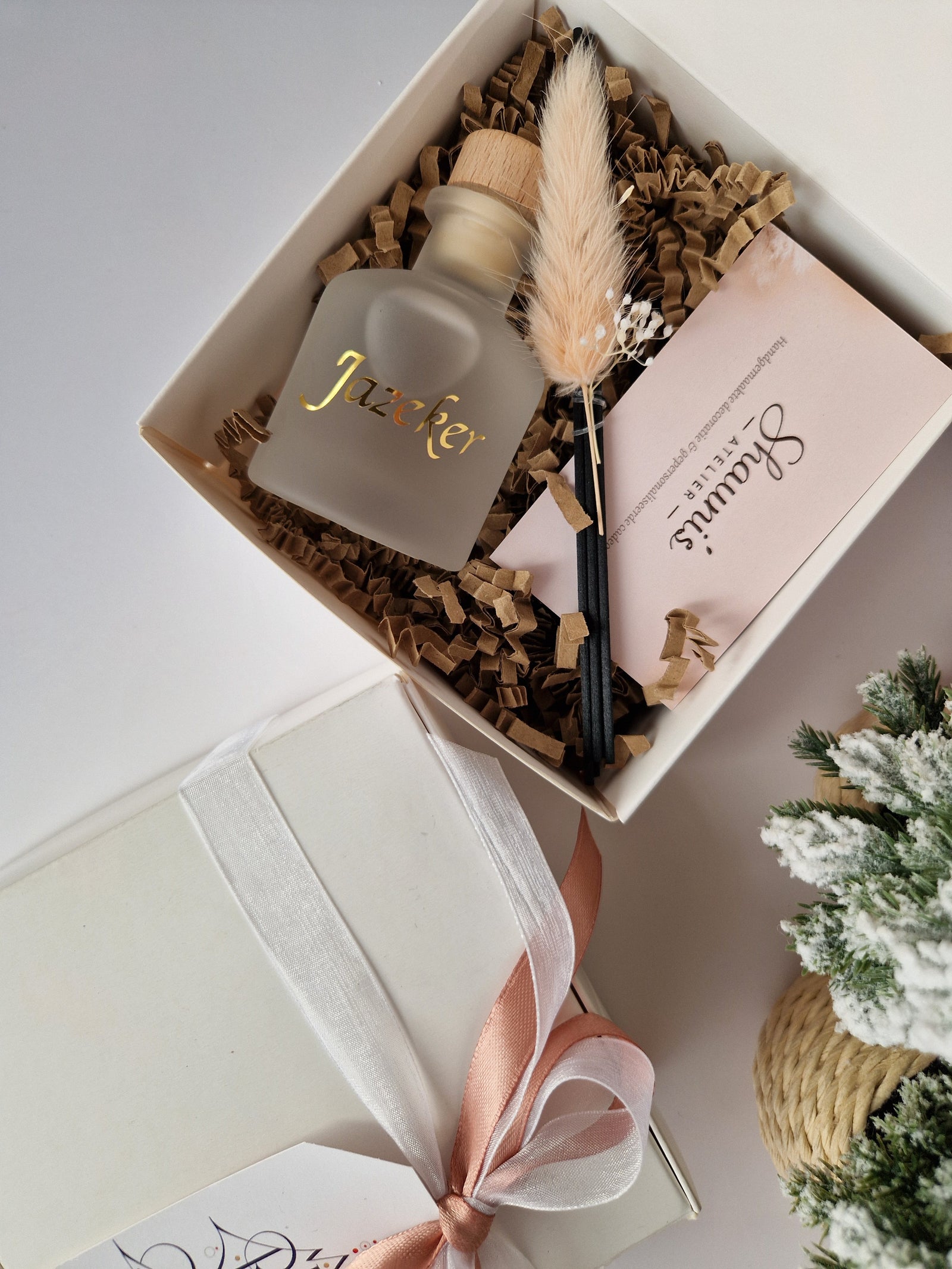 Geurflesje 50ml wit met gouden opschrift jazeker, met 5geurstokjes afgewerkt met fijne droogbloemen verpakt in een feestelijke doos.