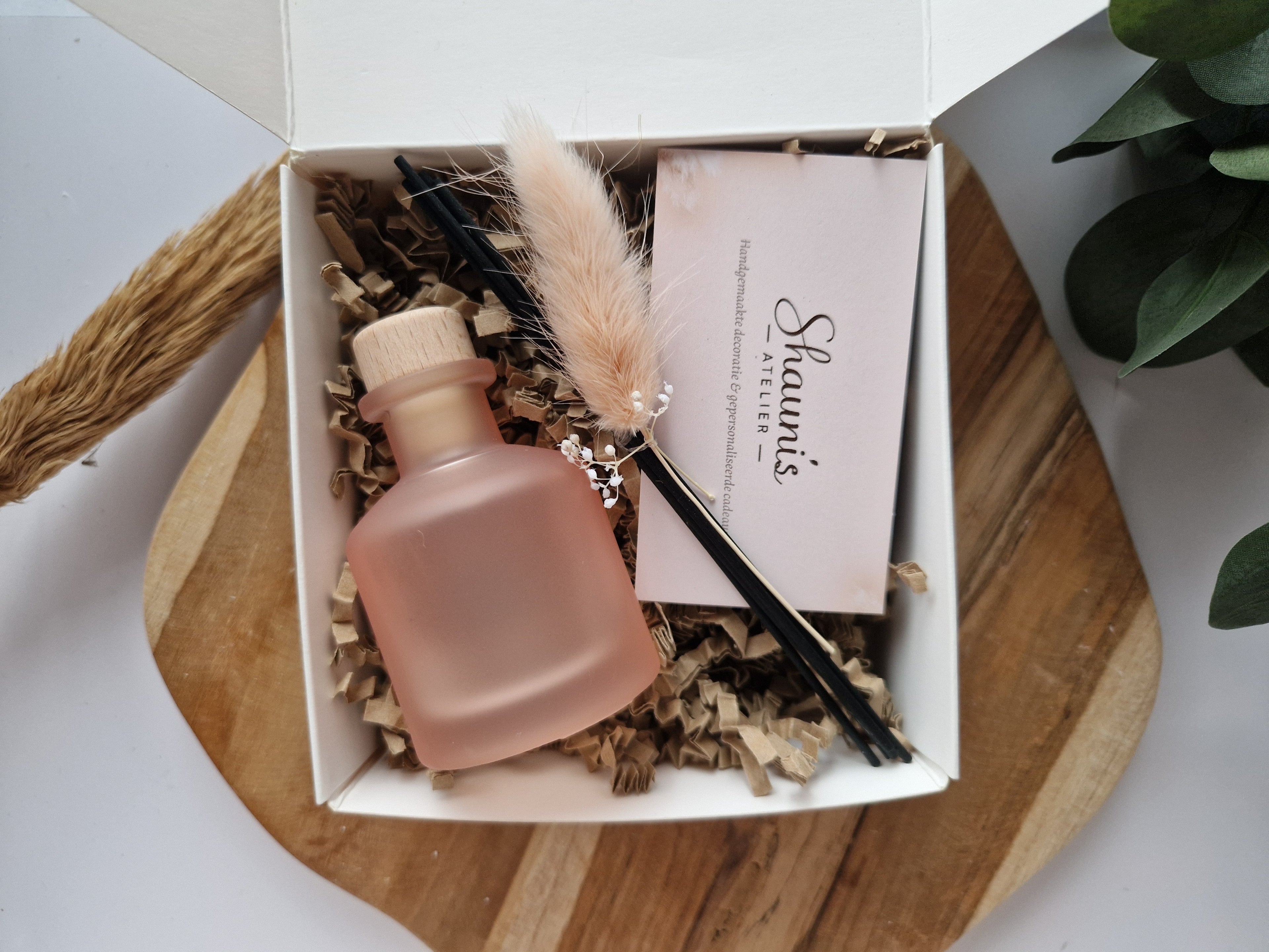 Geurflesje 50ml roze met 5geurstokjes afgewerkt met fijne droogbloemen verpakt in een feestelijke doos.