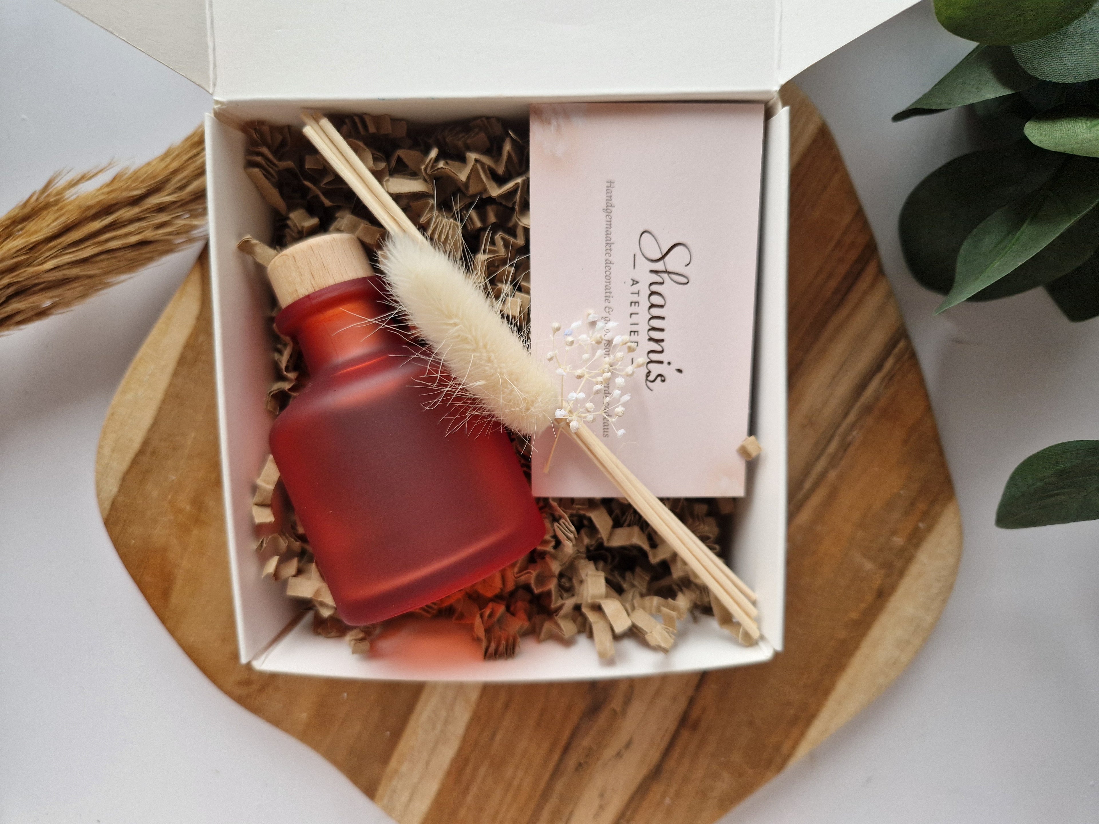 Geurflesje 50ml terracotta met 5geurstokjes afgewerkt met fijne droogbloemen verpakt in een feestelijke doos.