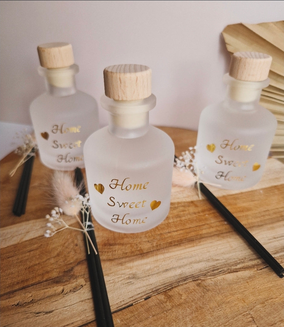 3 Geurflesjes 50ml wit met gouden opschrift Home sweet Home vergezeld met 2 gouden hartjes, incl. 5 geurstokjes afgewerkt met fijne droogbloemen.
