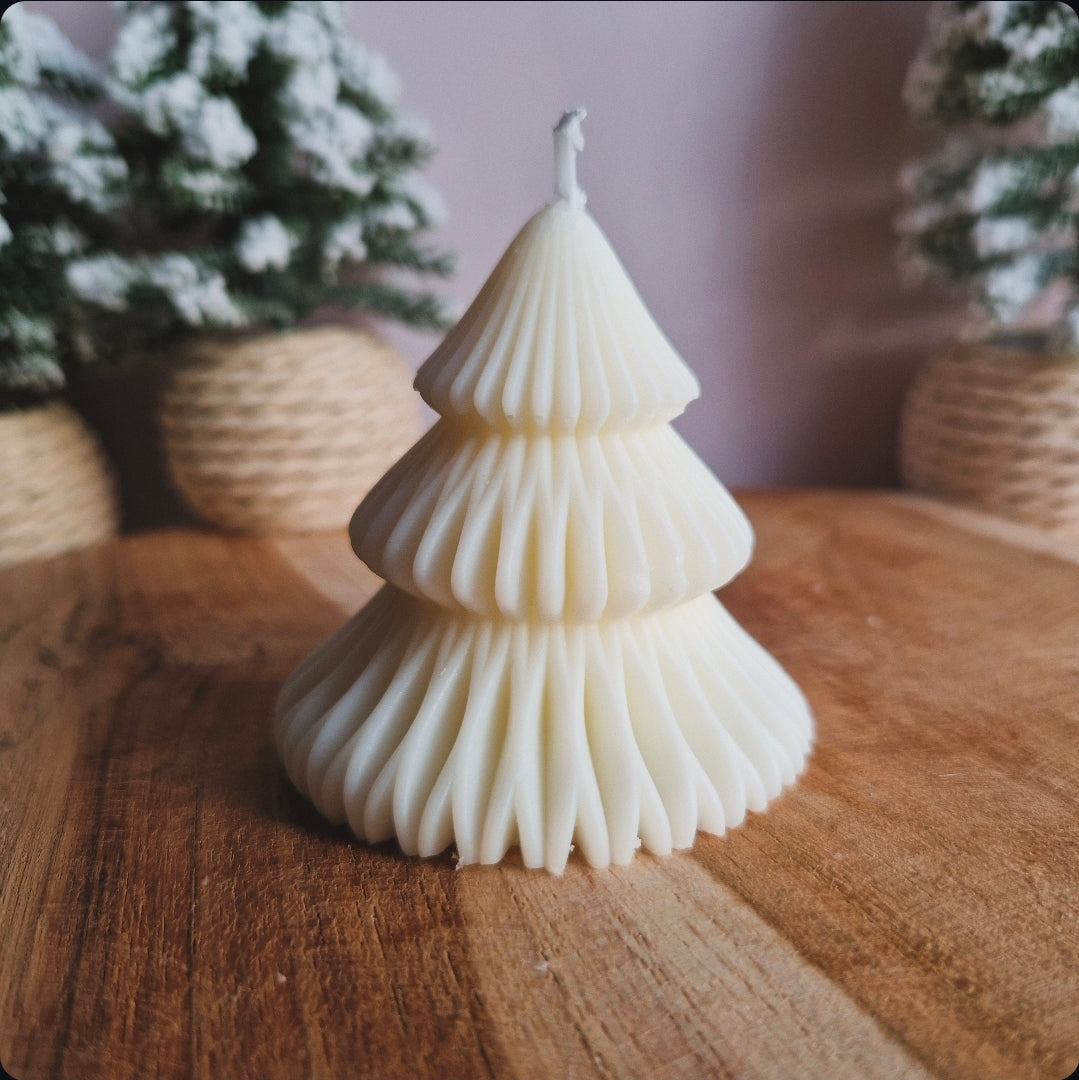 Een klein gevouwen kerstboomkaars uit natuurlijke soywax in crème wit van Shauni's Atelier