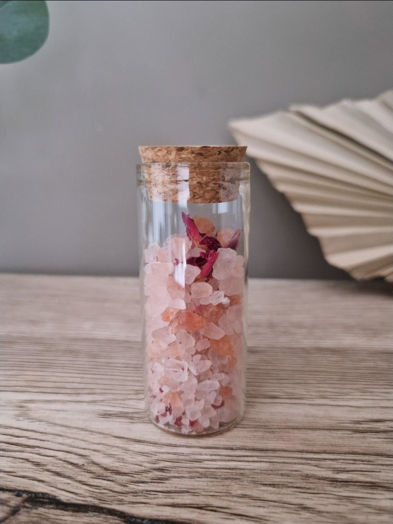 Glazen buisje met kurken dop met roze himalayazout en gedroogde bloemen 
