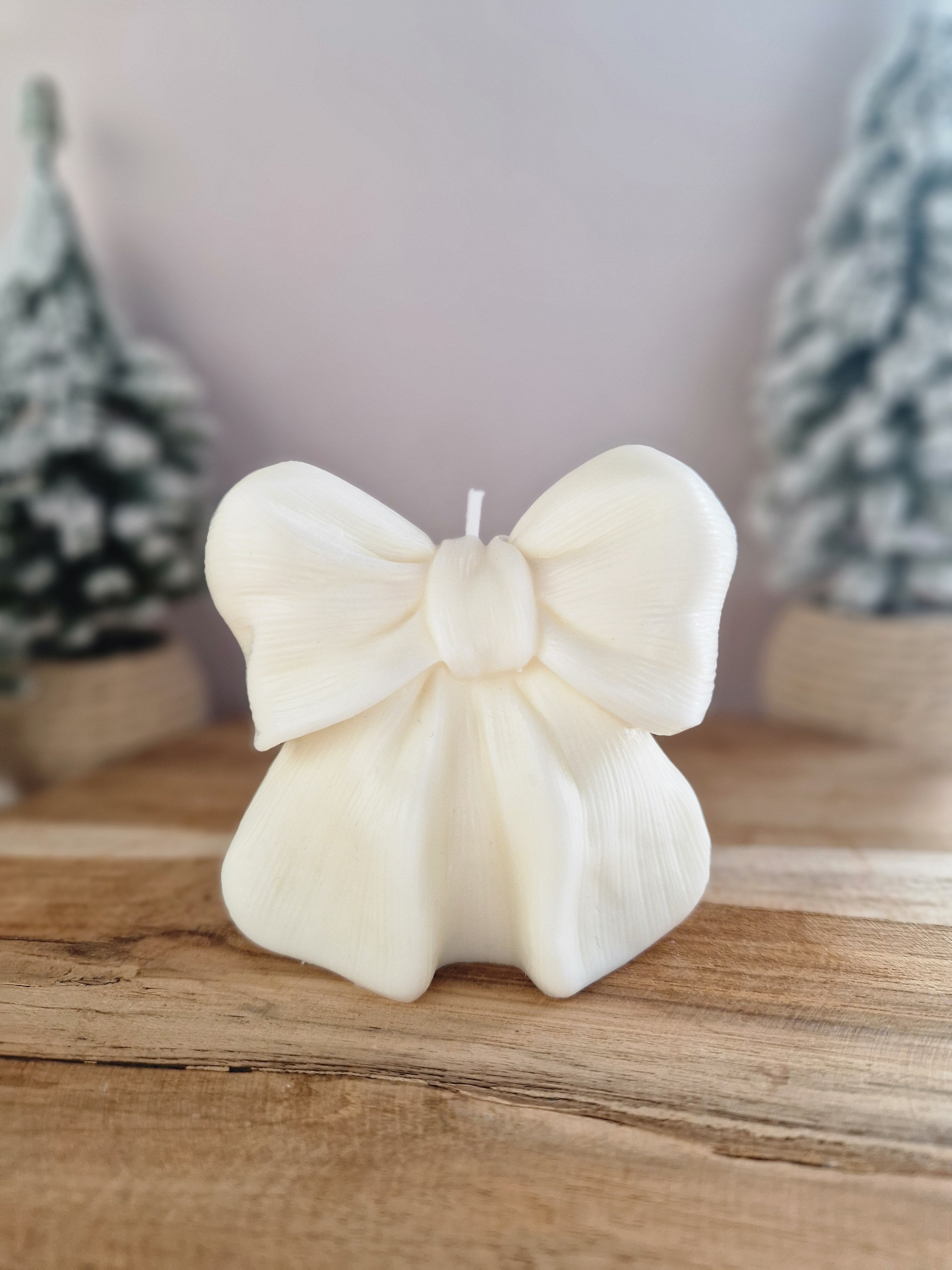 Witte sojawas kaars in de vorm van een strik, handgemaakte home decoratie