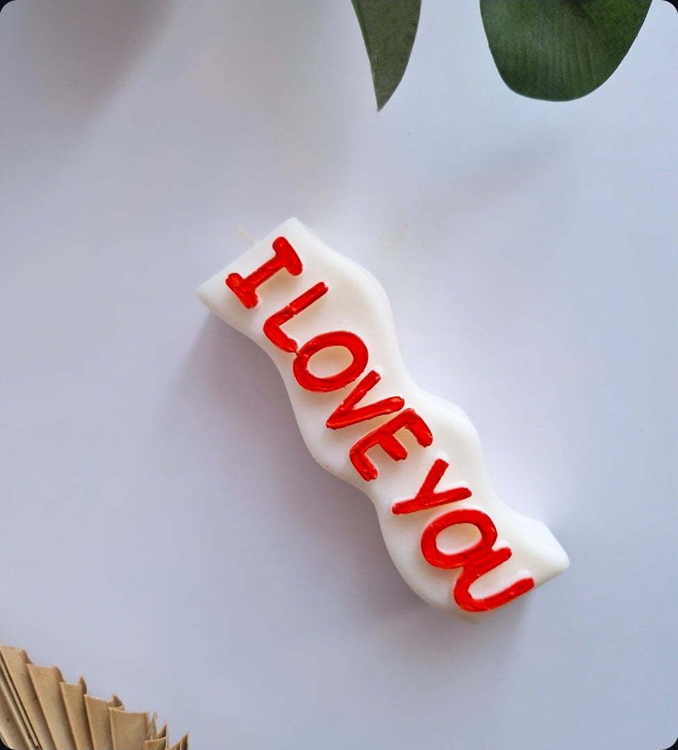I love you wave sojakaars met rood afgewerkte letters