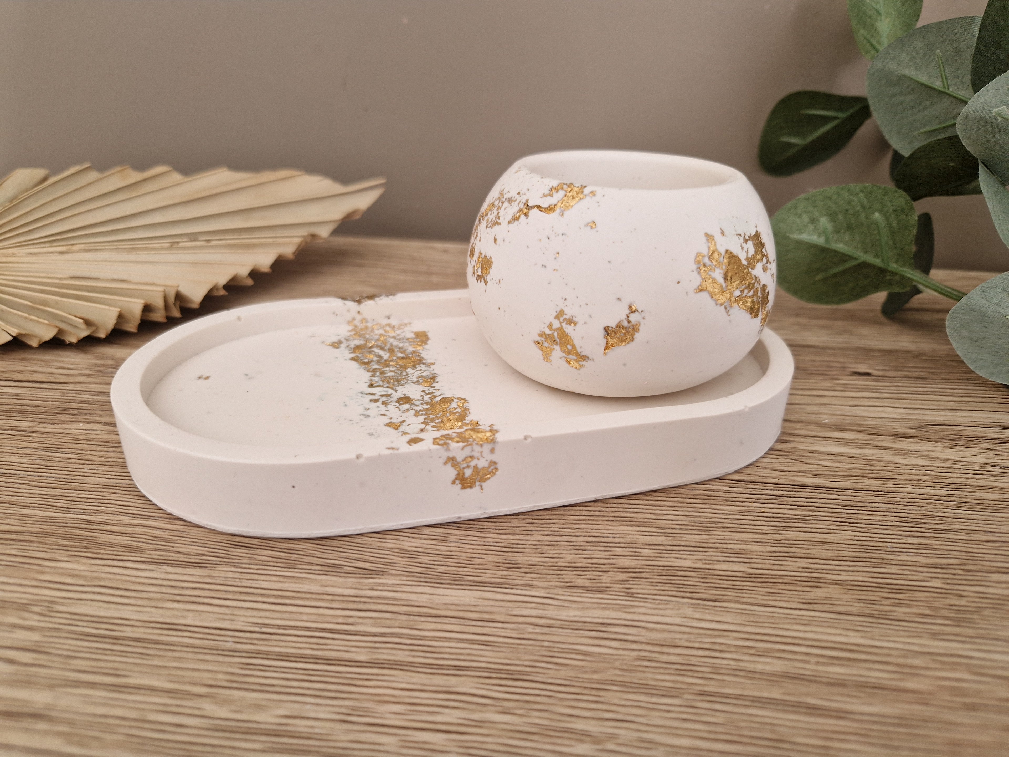 Jesmonite tray en bijpassende theelichthouder in wit en afgewerkt met goudaccenten