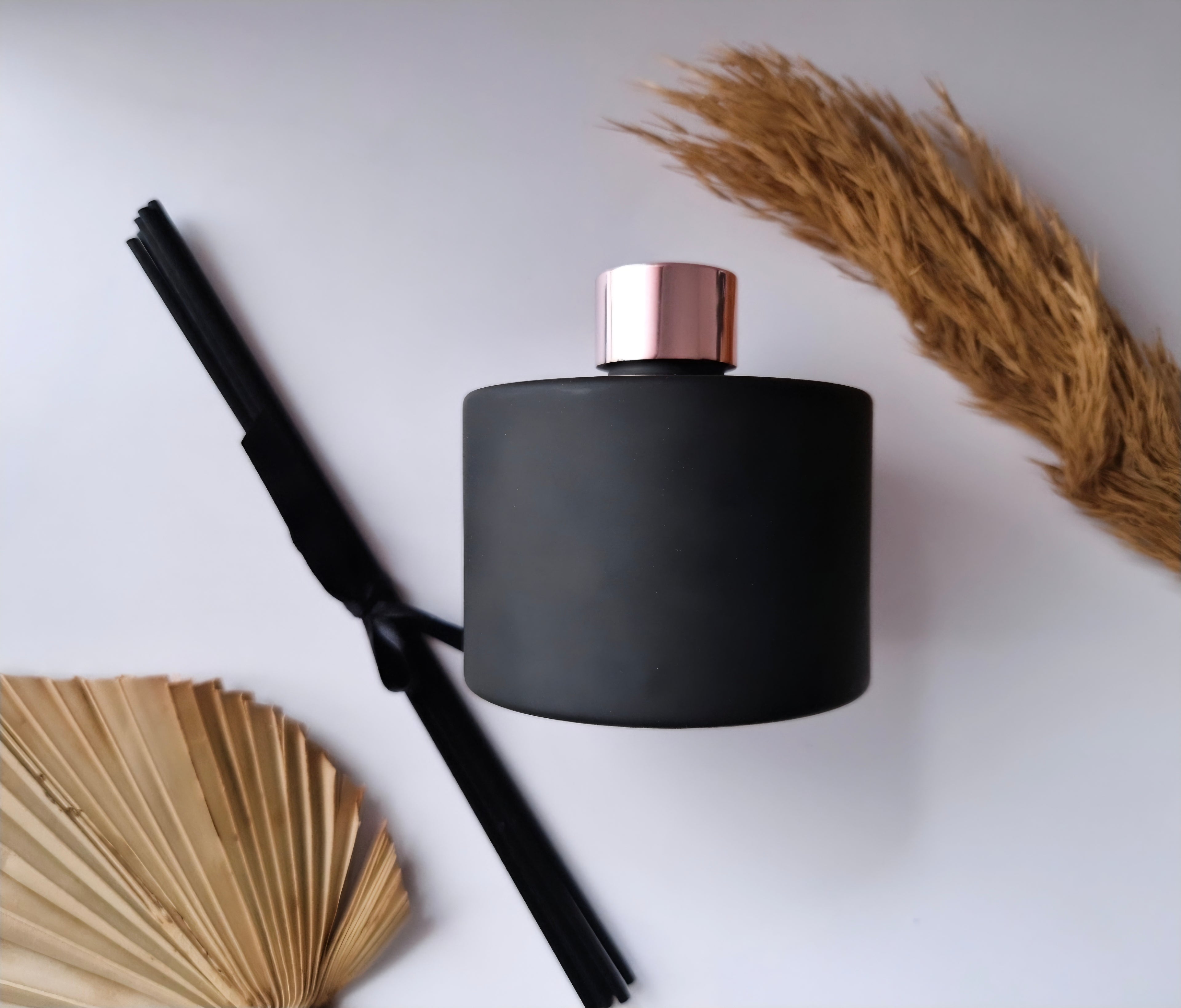 Matzwarte geurfles van 200ml met bronzen dop en zwarte geurstokjes