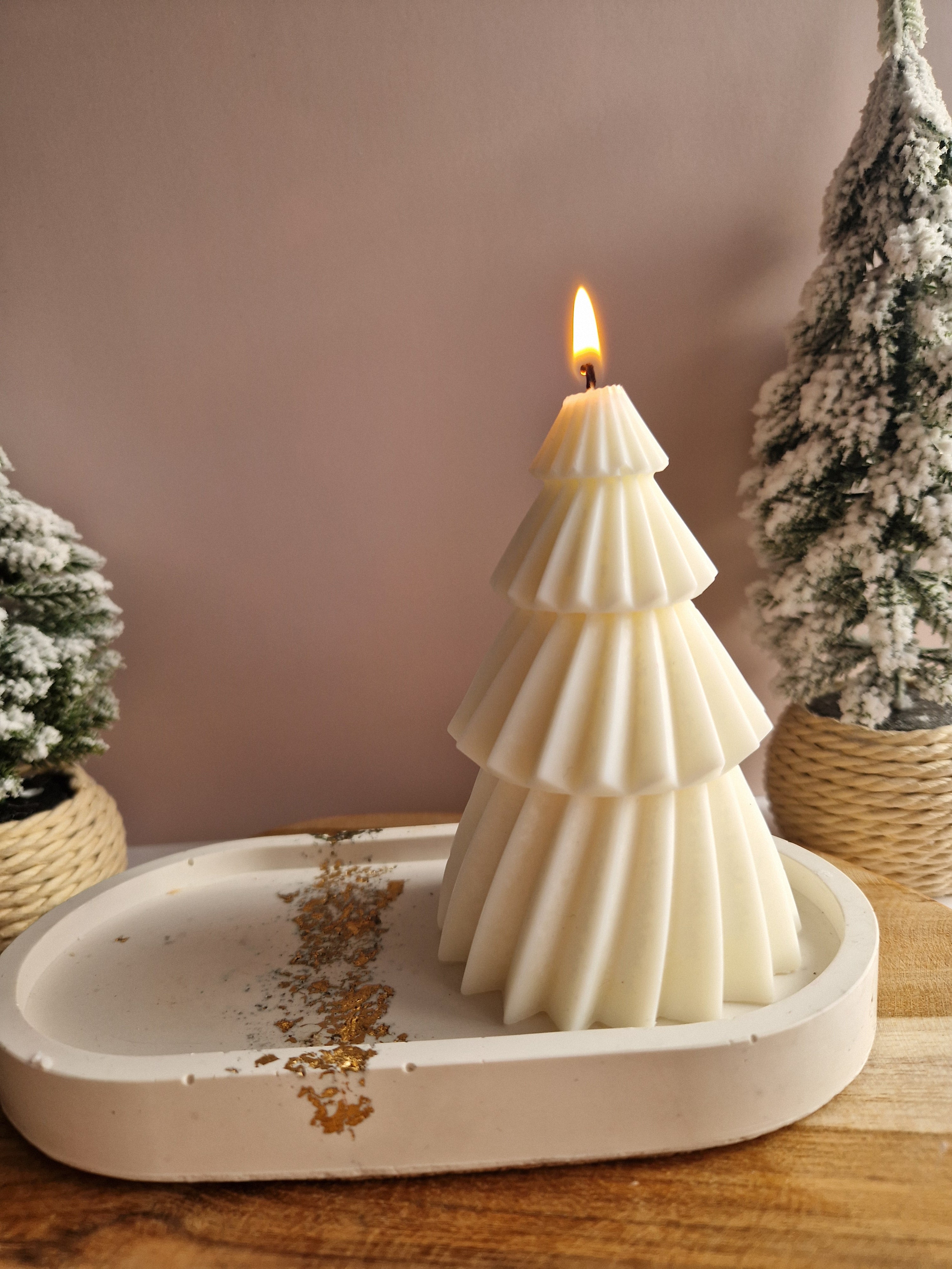 brandende ribbelkerstboomkaars op witte jesmonite tray met bladgoud afwerking