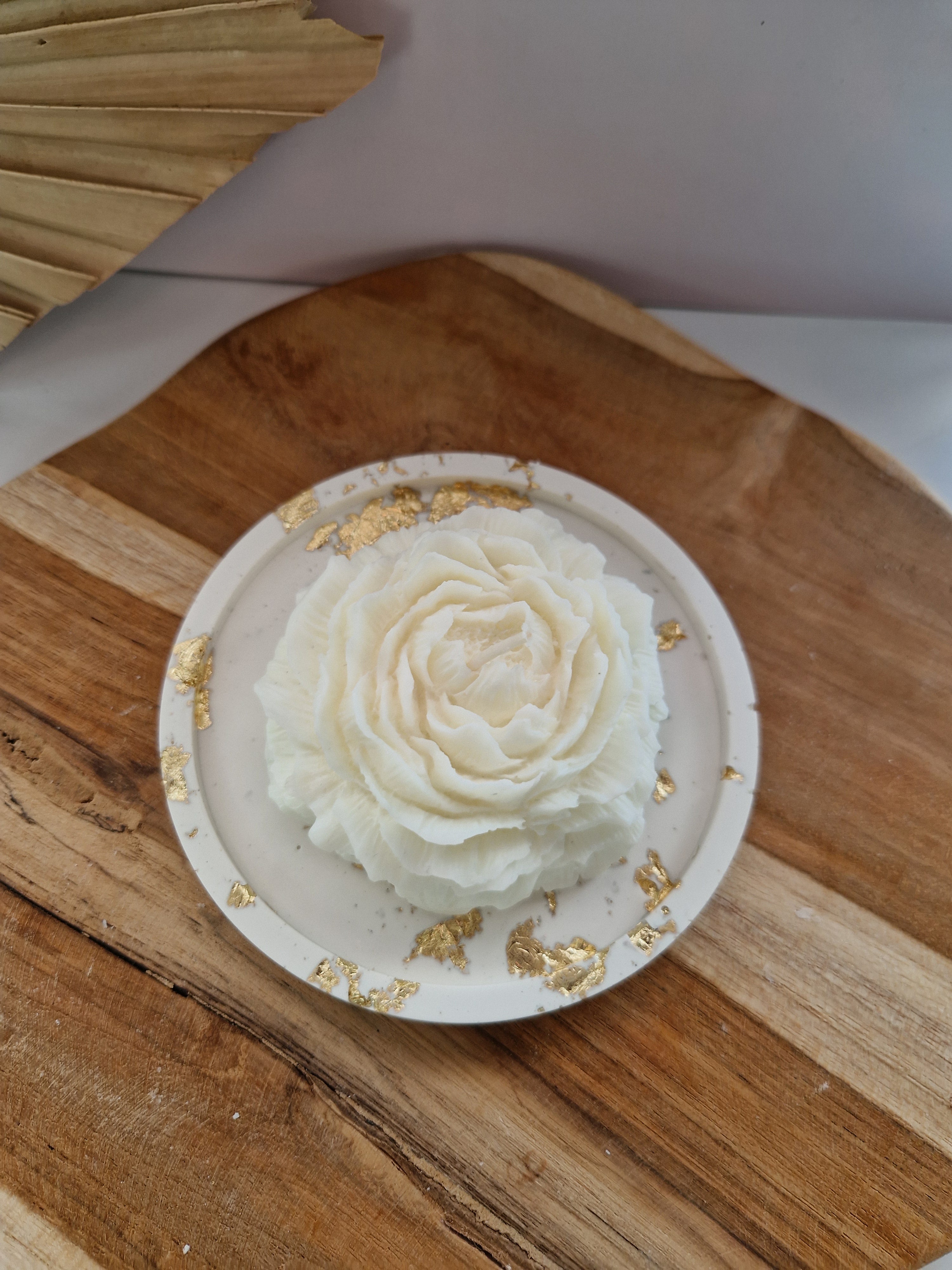 Handgemaakt wit rond jesmonite schaaltje met goudfolie en witte pioenroos kaars samengevoegd als set