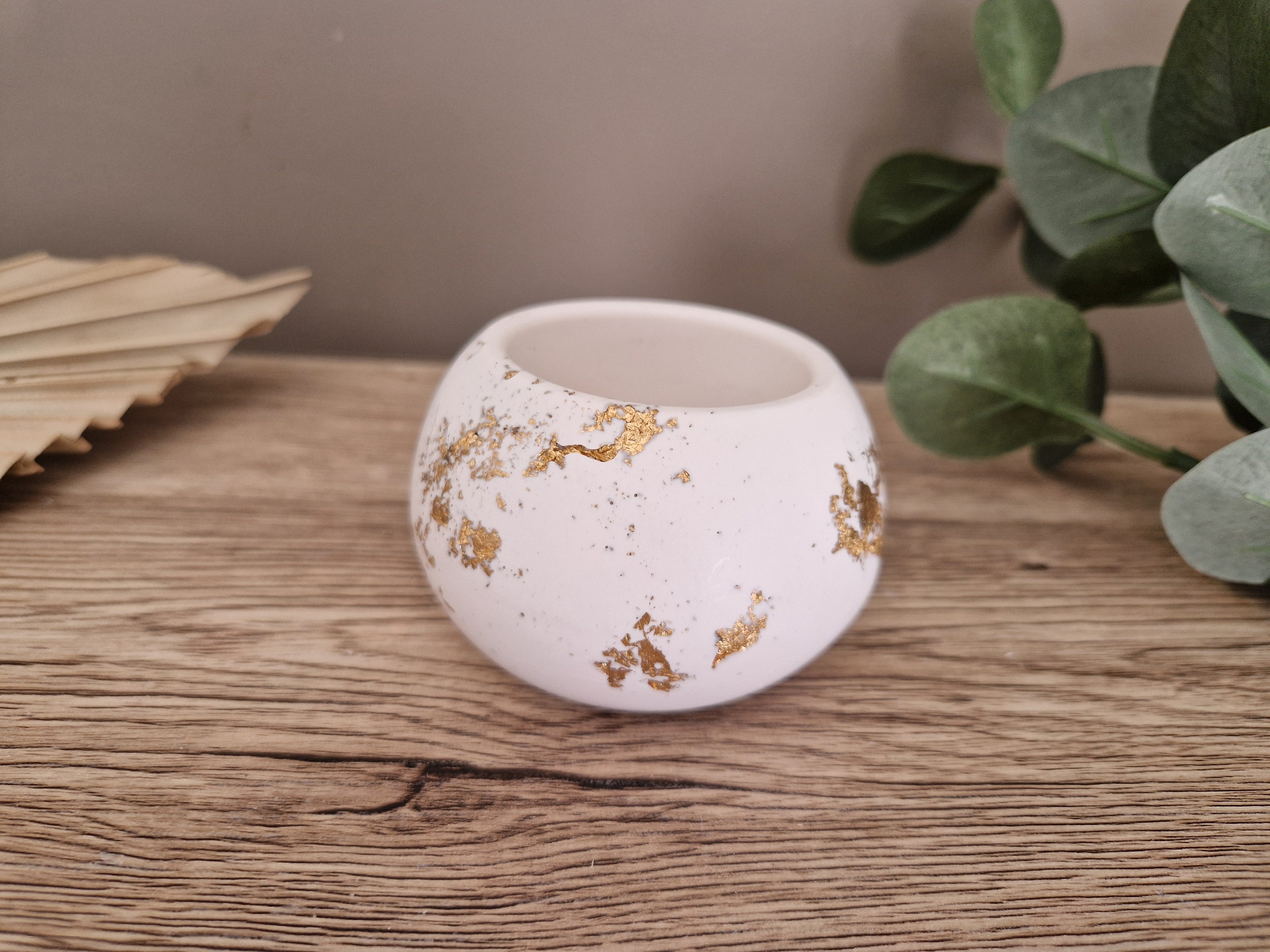 Ronde jesmonite theelichthouder met gouden accenten