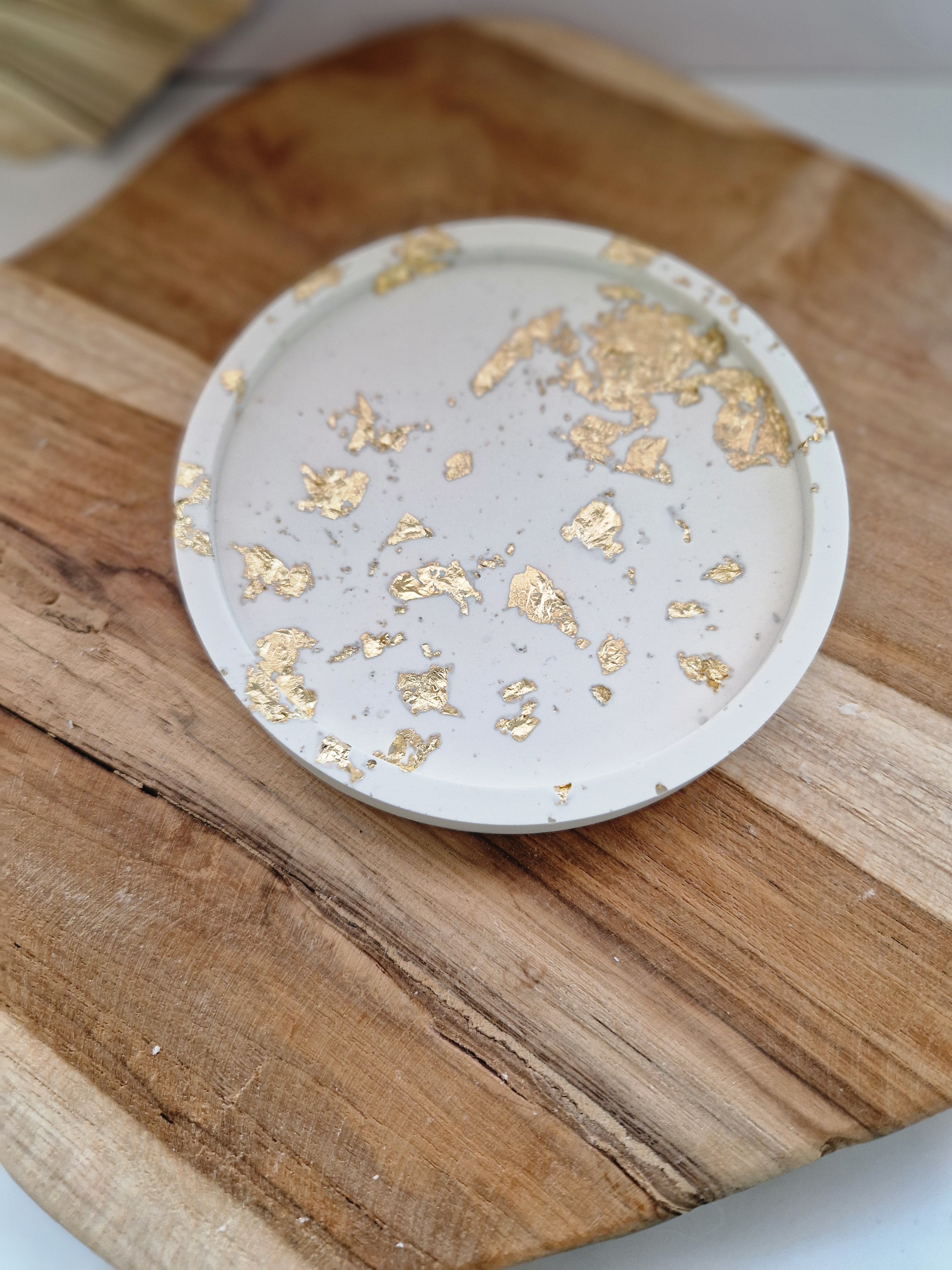 Wit ronde onderlegger afgewerkt met goudfolie
