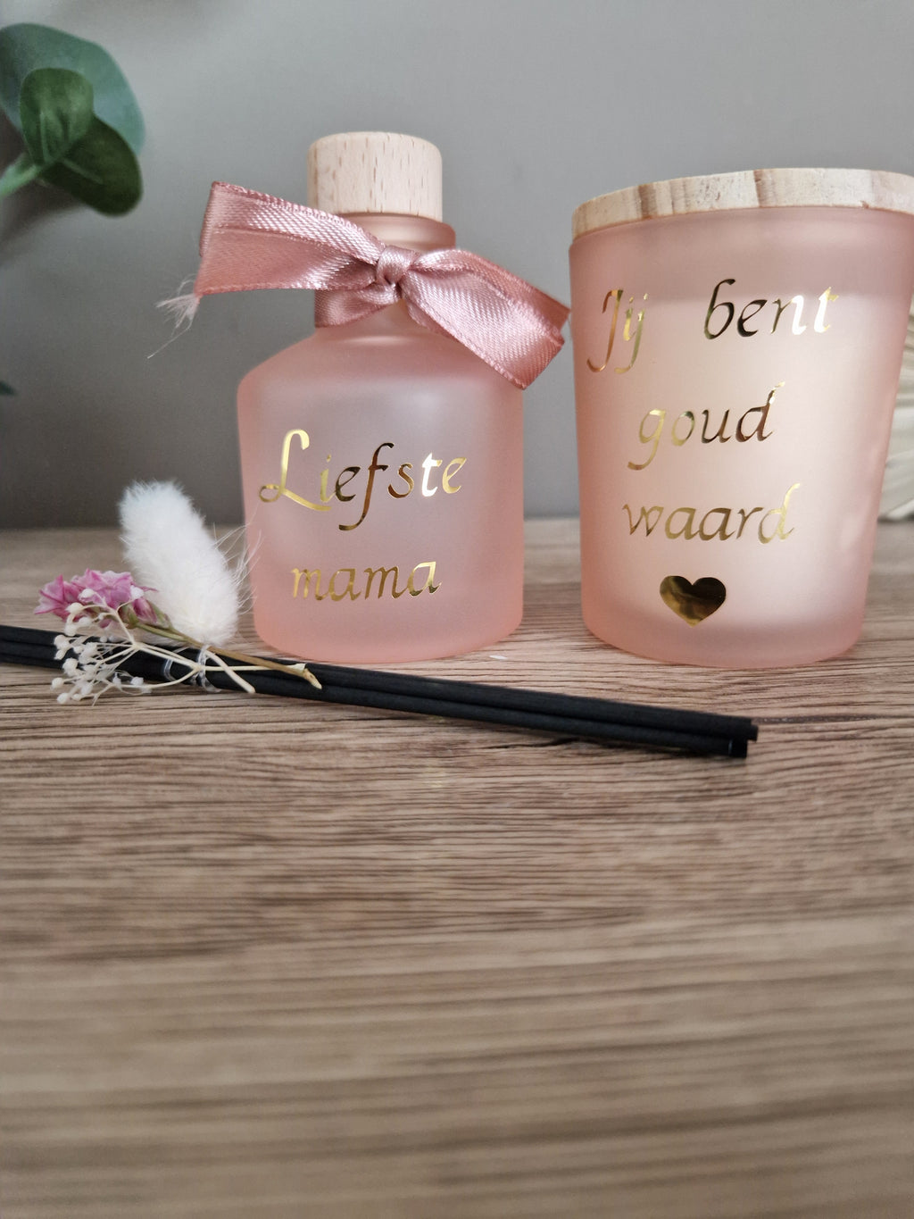 Roze geurflesje "liefste mama" en geurkaars "jij bent goud waard" met houten details, ideaal als moederdagcadeau
