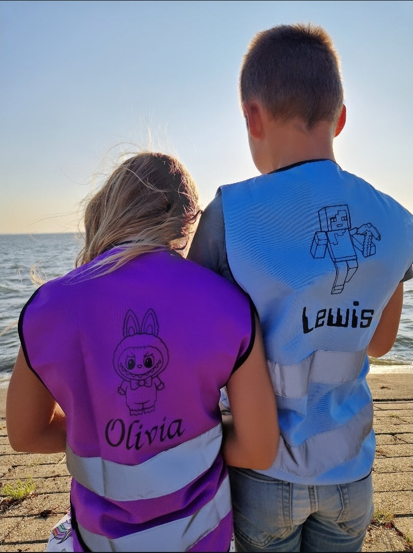 Paars fluohesje met labubu print en Olivia opschrift, blauw fluohesje met minecraftprint en Lewis opschrift