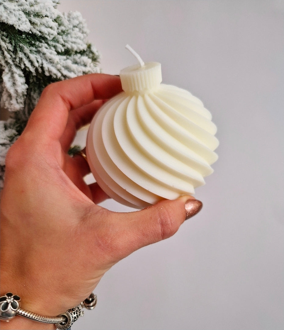 Witte sojawas kaars in de vorm van een spiraal kerstbal, handgemaakte kerstdecoratie