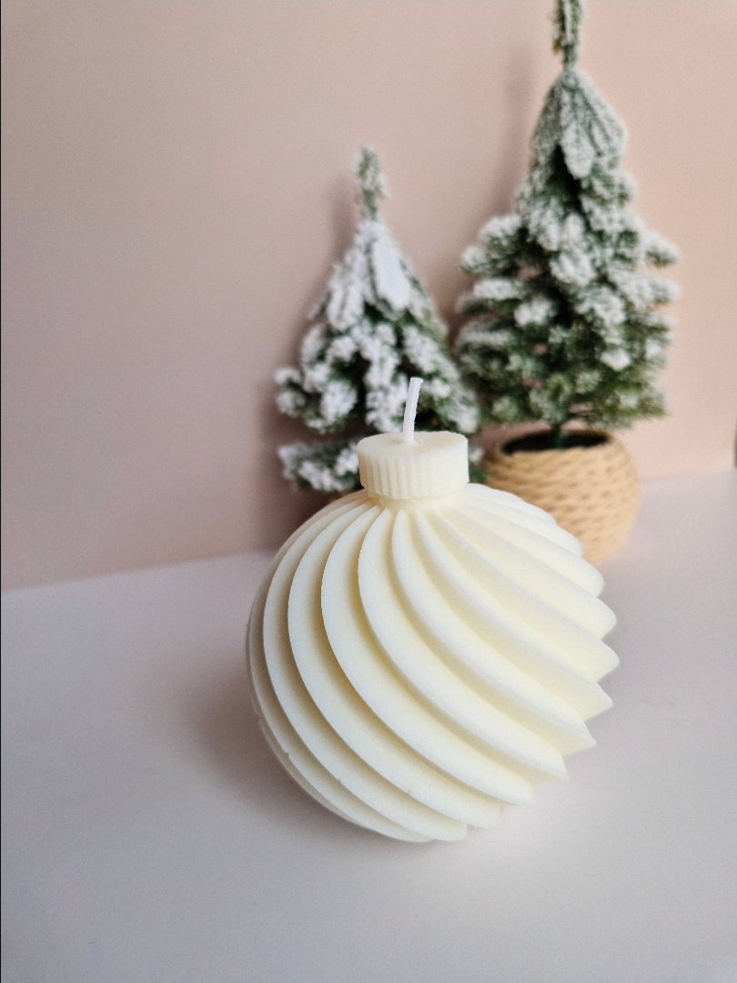 Witte sojawas kaars in de vorm van een spiraal kerstbal, handgemaakte decoratie