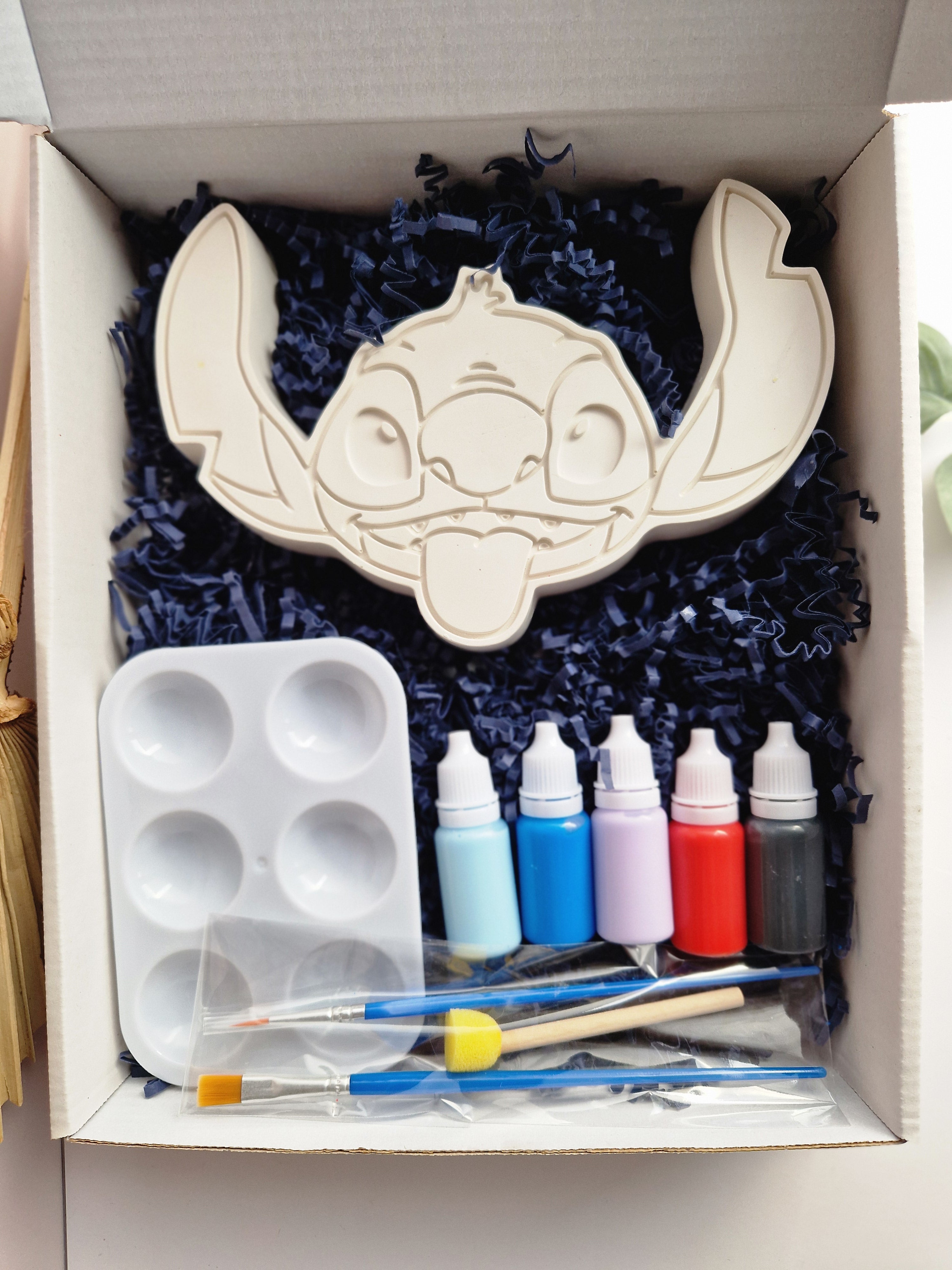 complete gipsschilderset met Stitchfiguur, 5 verfflesjes, kwasten en mengschaal