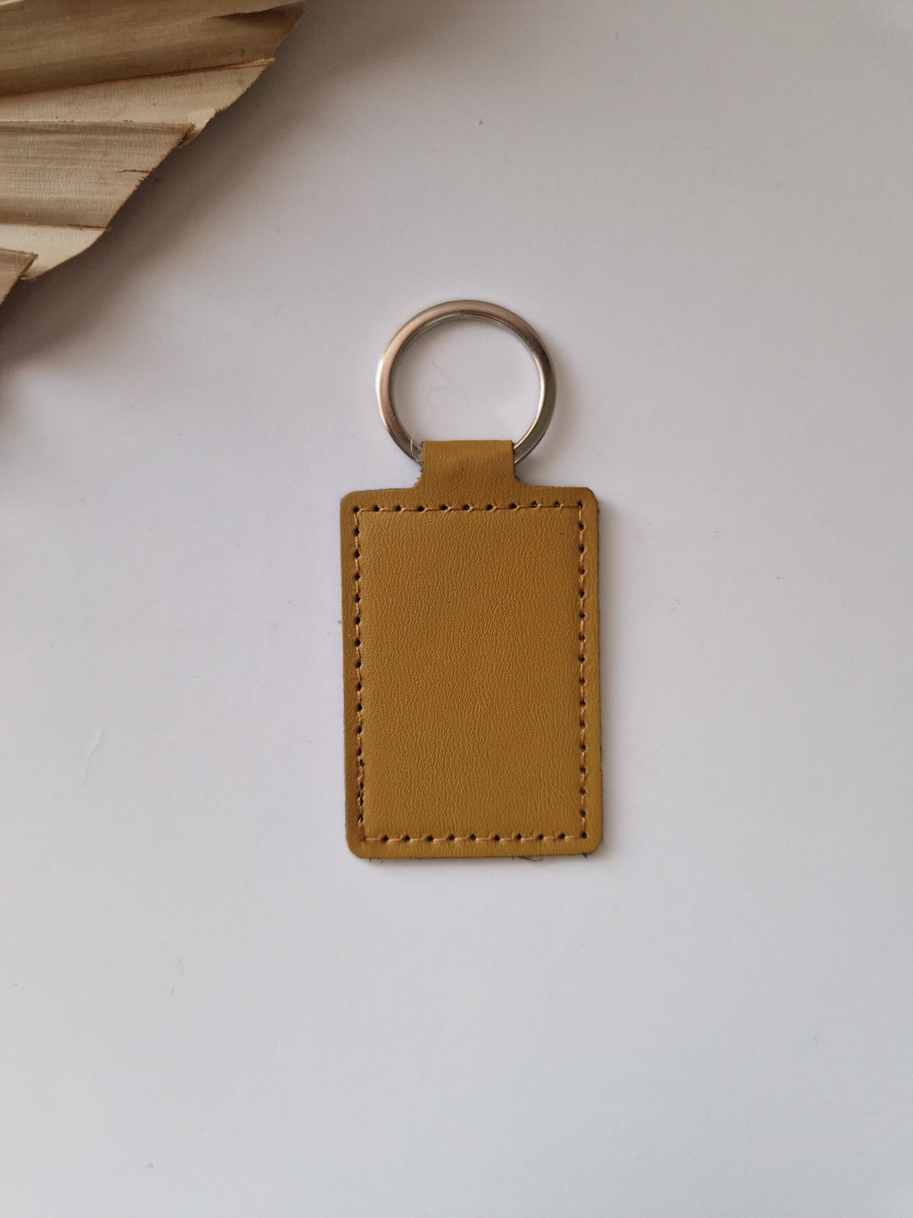 Blanco gele lederlook sleutelhanger