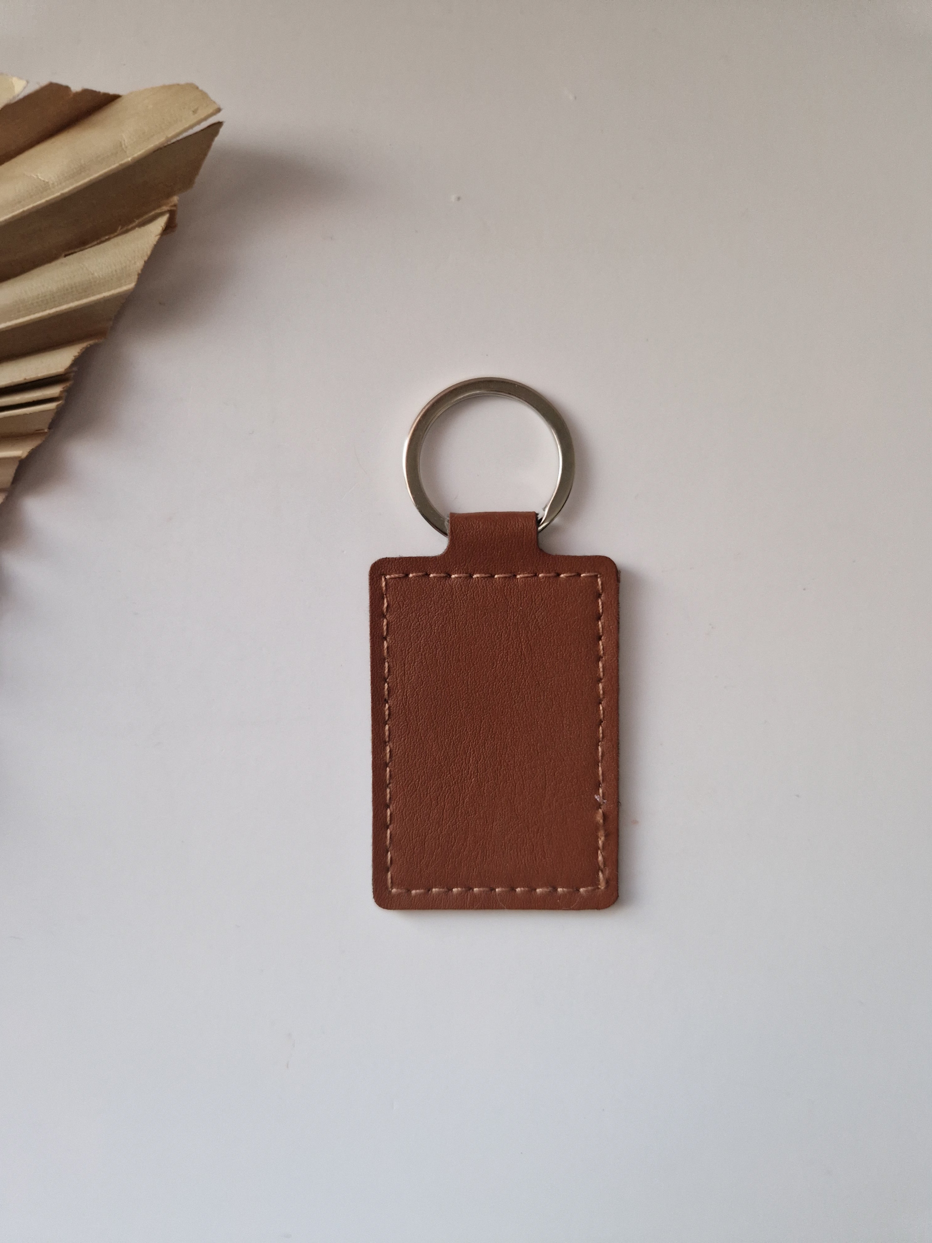 Blanco licht bruine lederlook sleutelhanger