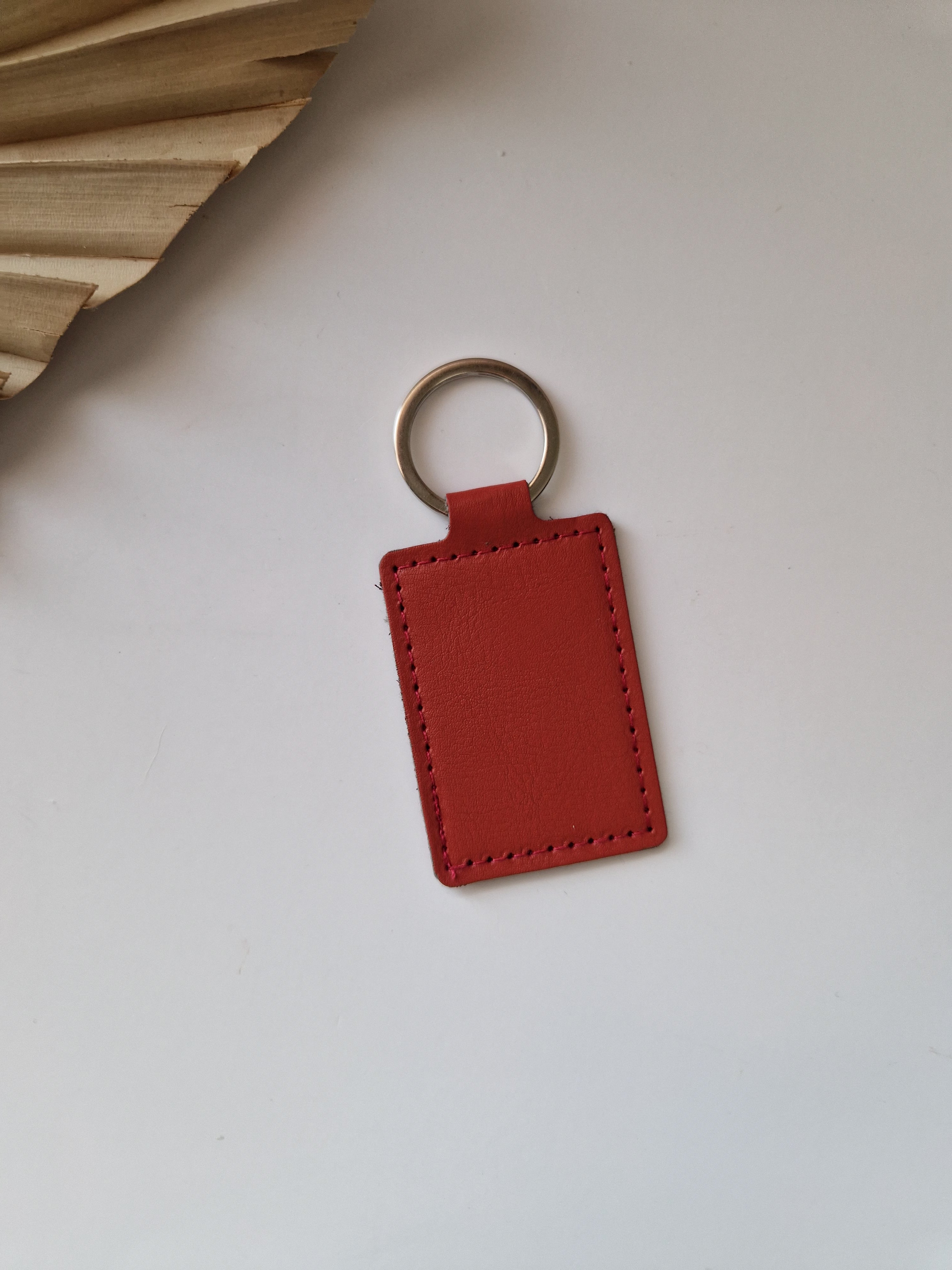 Blanco rode lederlook sleutelhanger