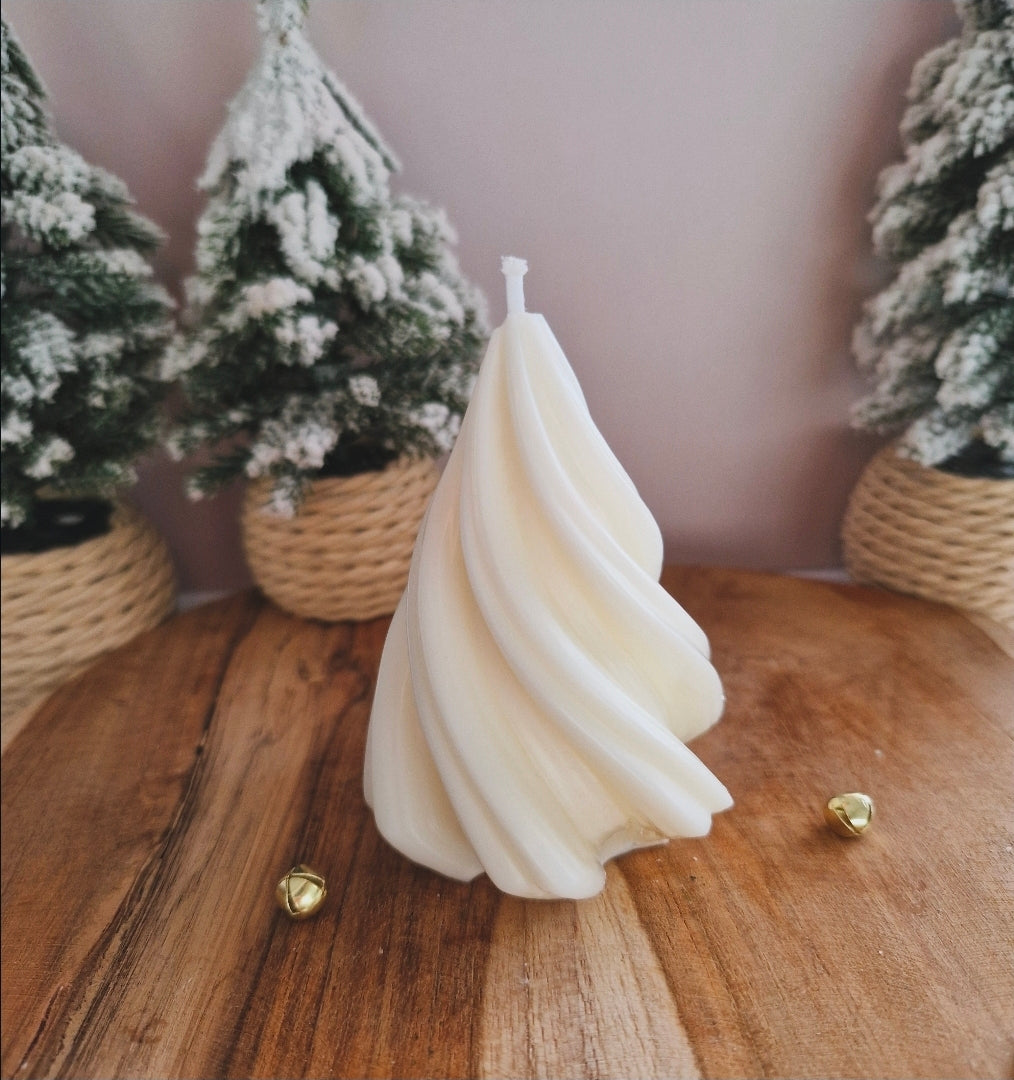 Witte spiraalvormige sojawaskaars in de vorm van een kerstboom, handgemaakte feestdecoratie