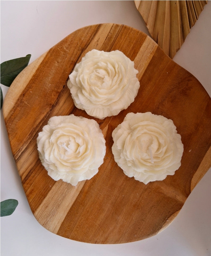 3 natuurlijk witte pioenrozen op houten onderlegger gemaakt uit 100% natuurlijke sojawas
