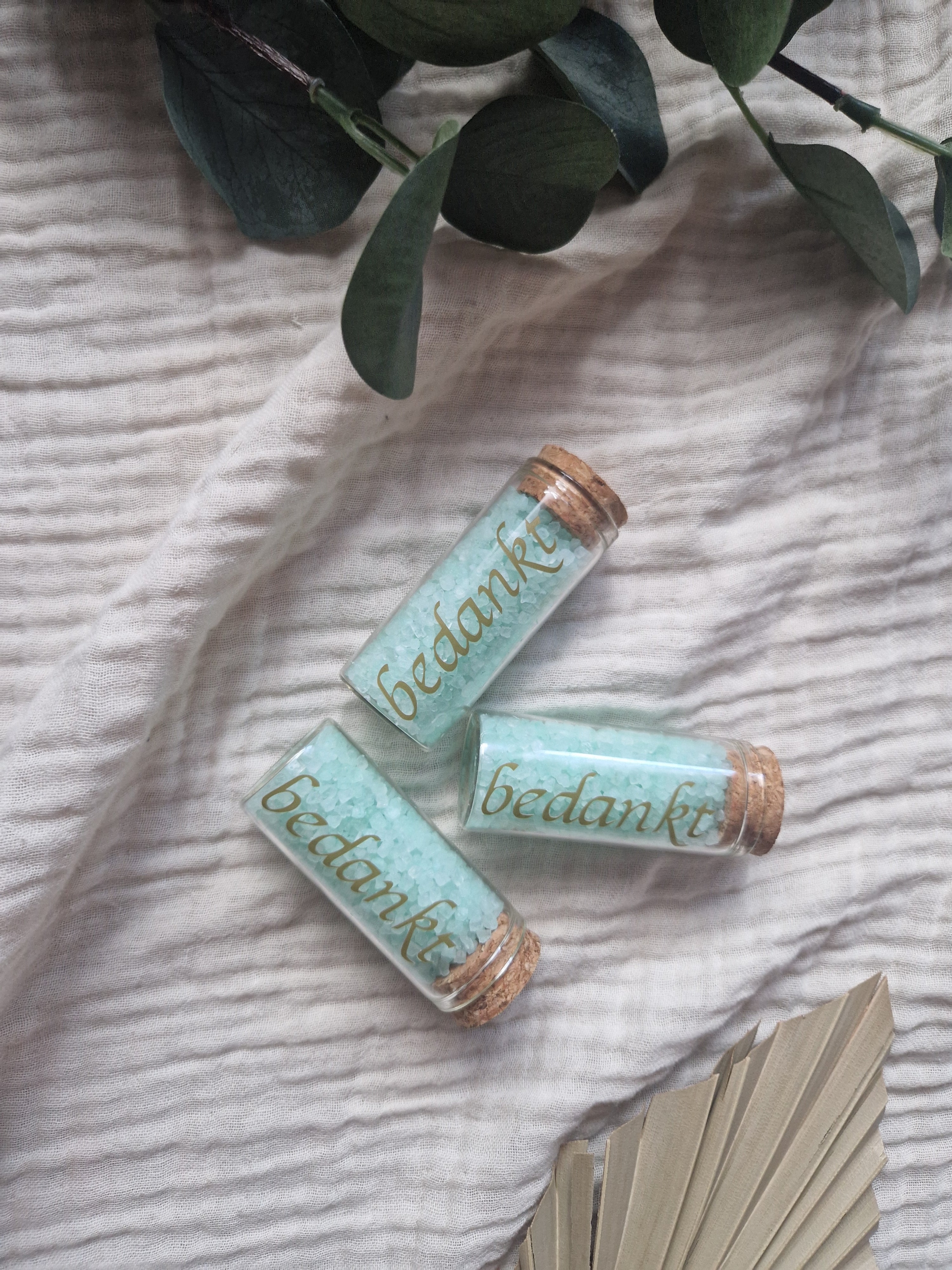 Glazen buisjes met badzout