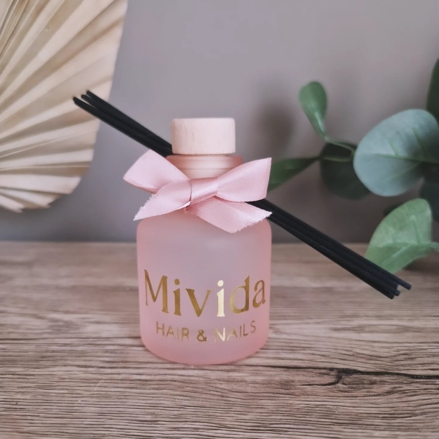 Roze geur diffuser flesje met houten dop, roze strik en zwarte stokjes – stijlvolle handgemaakte decoratie van Shauni’s Atelier
