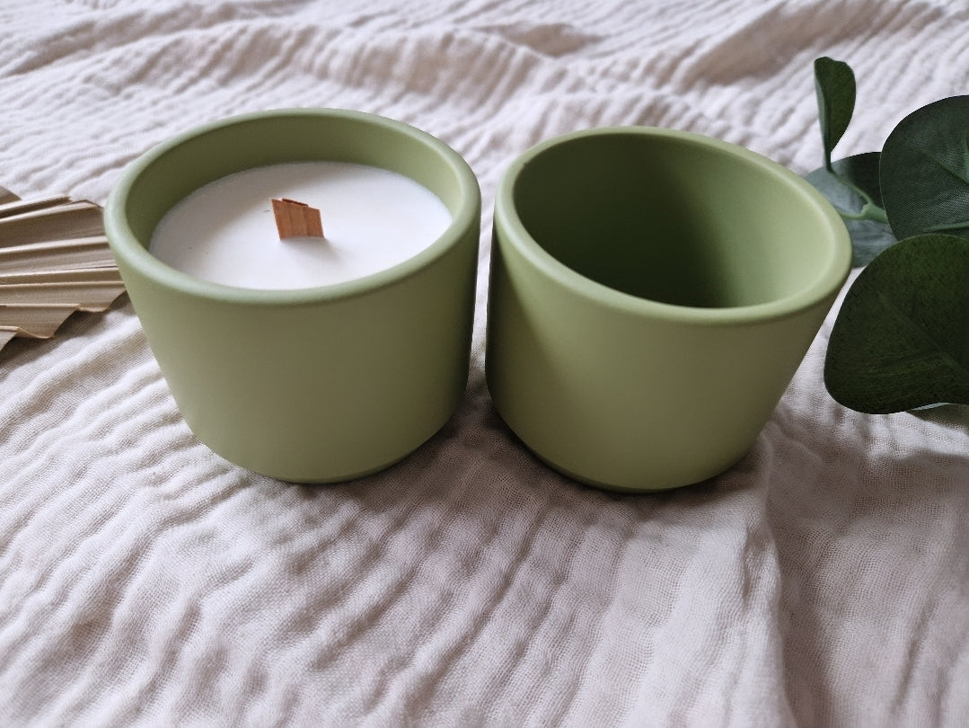 Groene keramieken kaars met houten lont en bijpassende bloempot