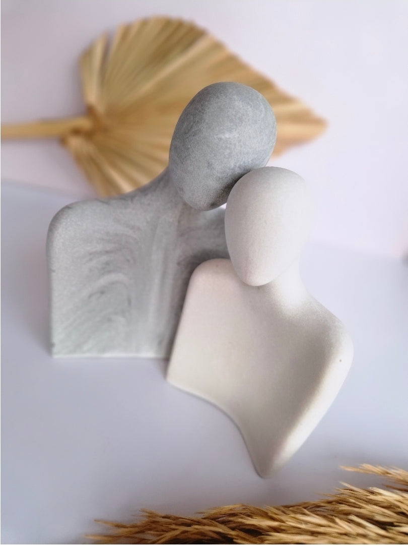 Hangemaakte beeldenset van 2 figuren in het wit en marmergrijs