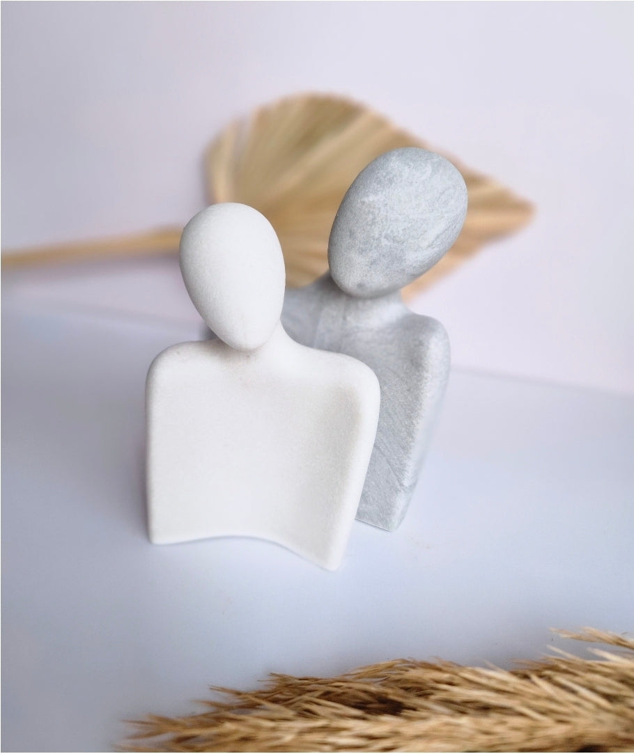 Wit en grijsmarmer beeldenset van soulmates in jesmonite