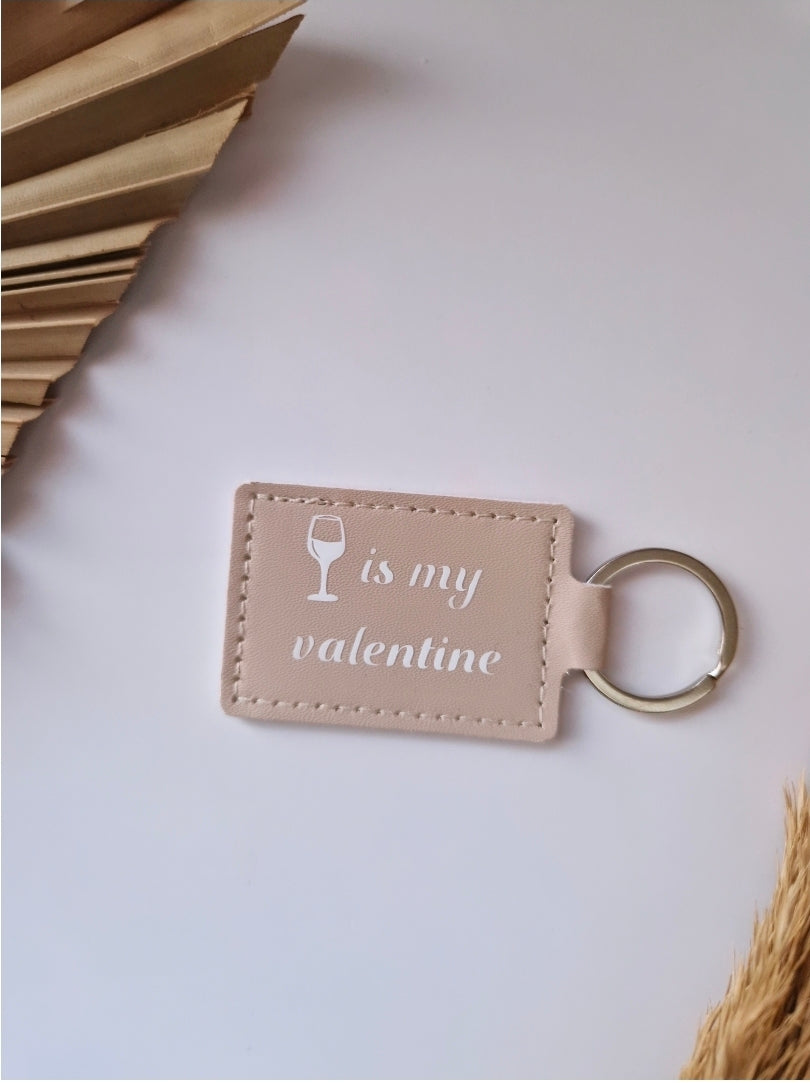 licht roze lederlook sleutelhanger met wit opschrift wine is my valentine